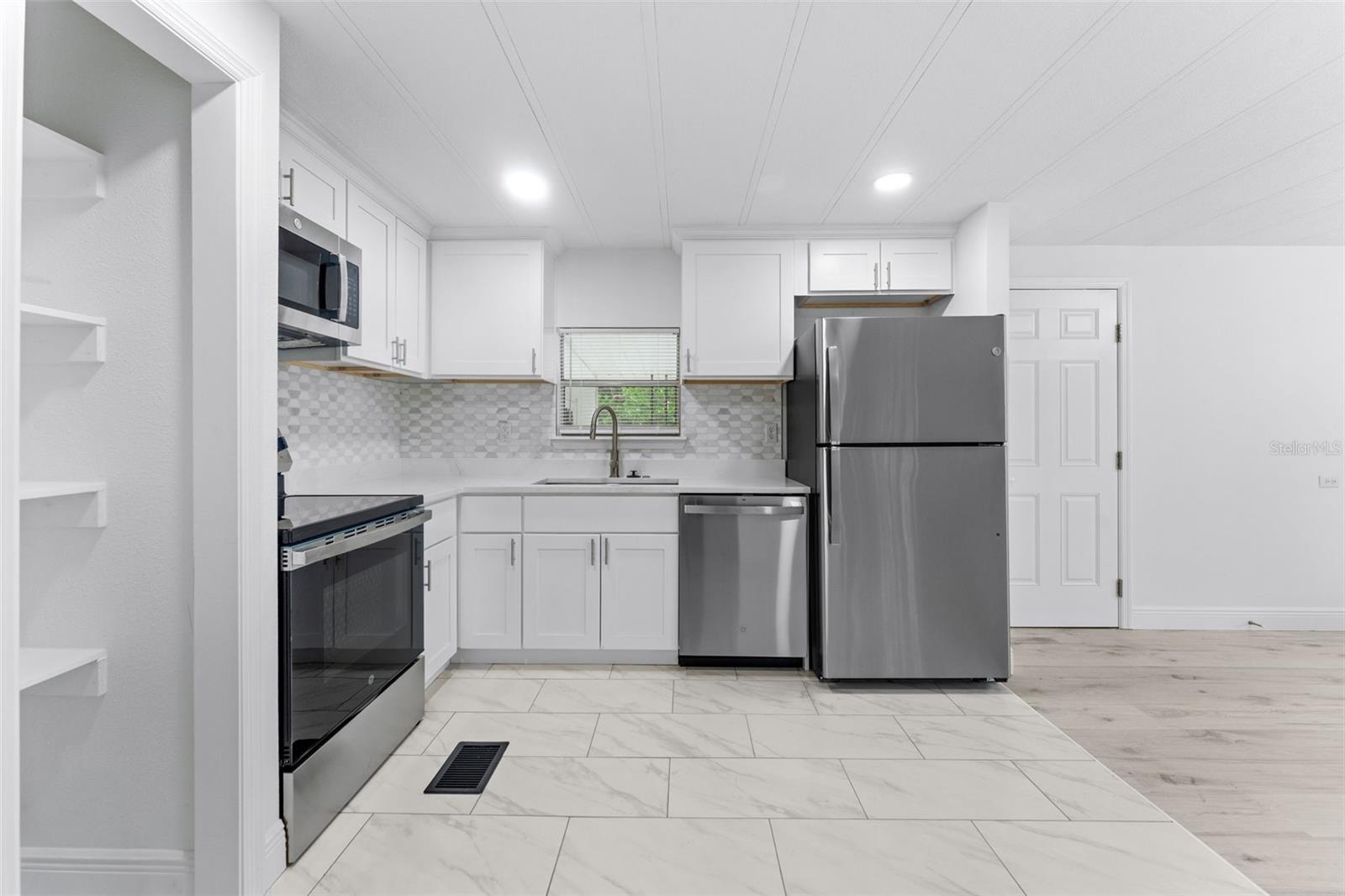 130 Florence Blvd Property Photo 3