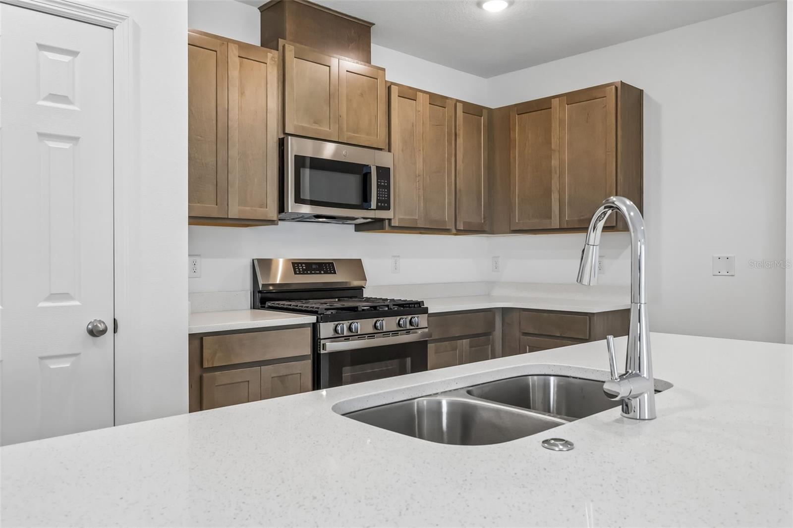 6985 Broad Wing Loop Property Photo 12
