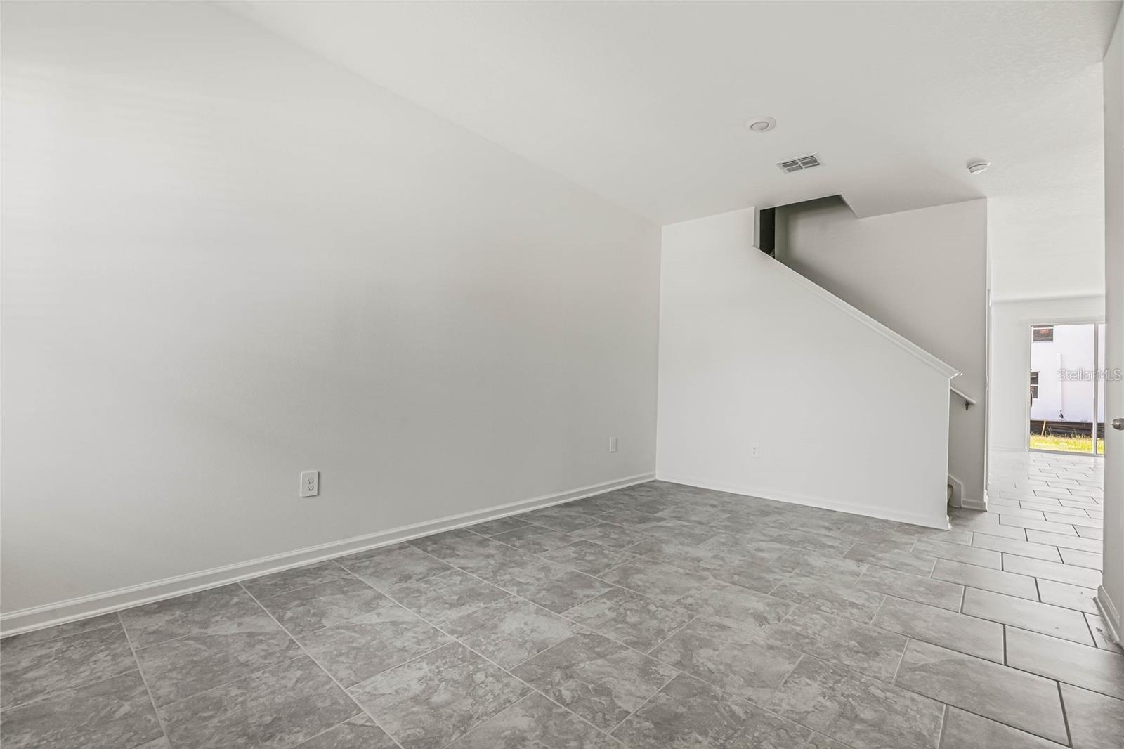 3286 Laurent Loop Property Photo 8