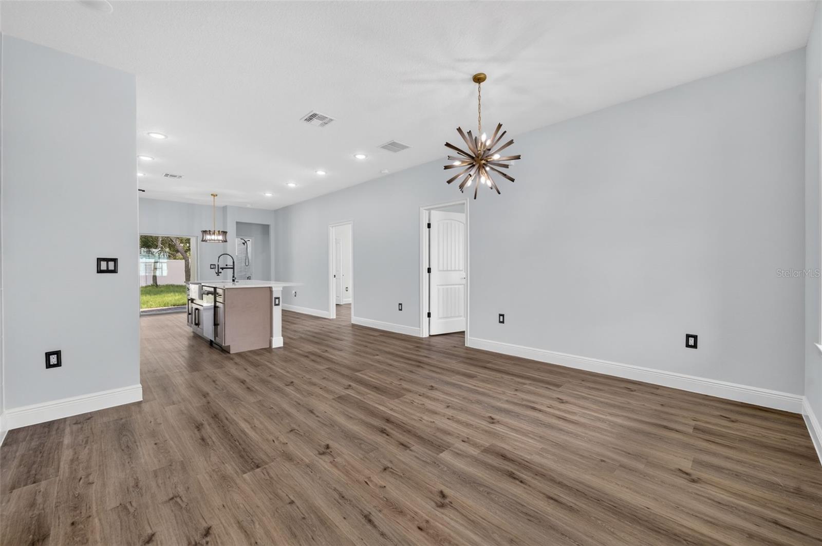1854 Superior Ct Property Photo 4