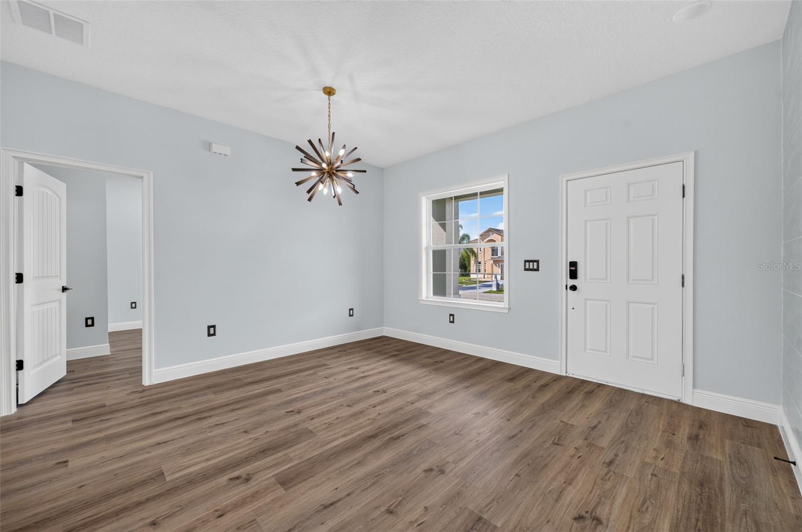 1854 Superior Ct Property Photo 5