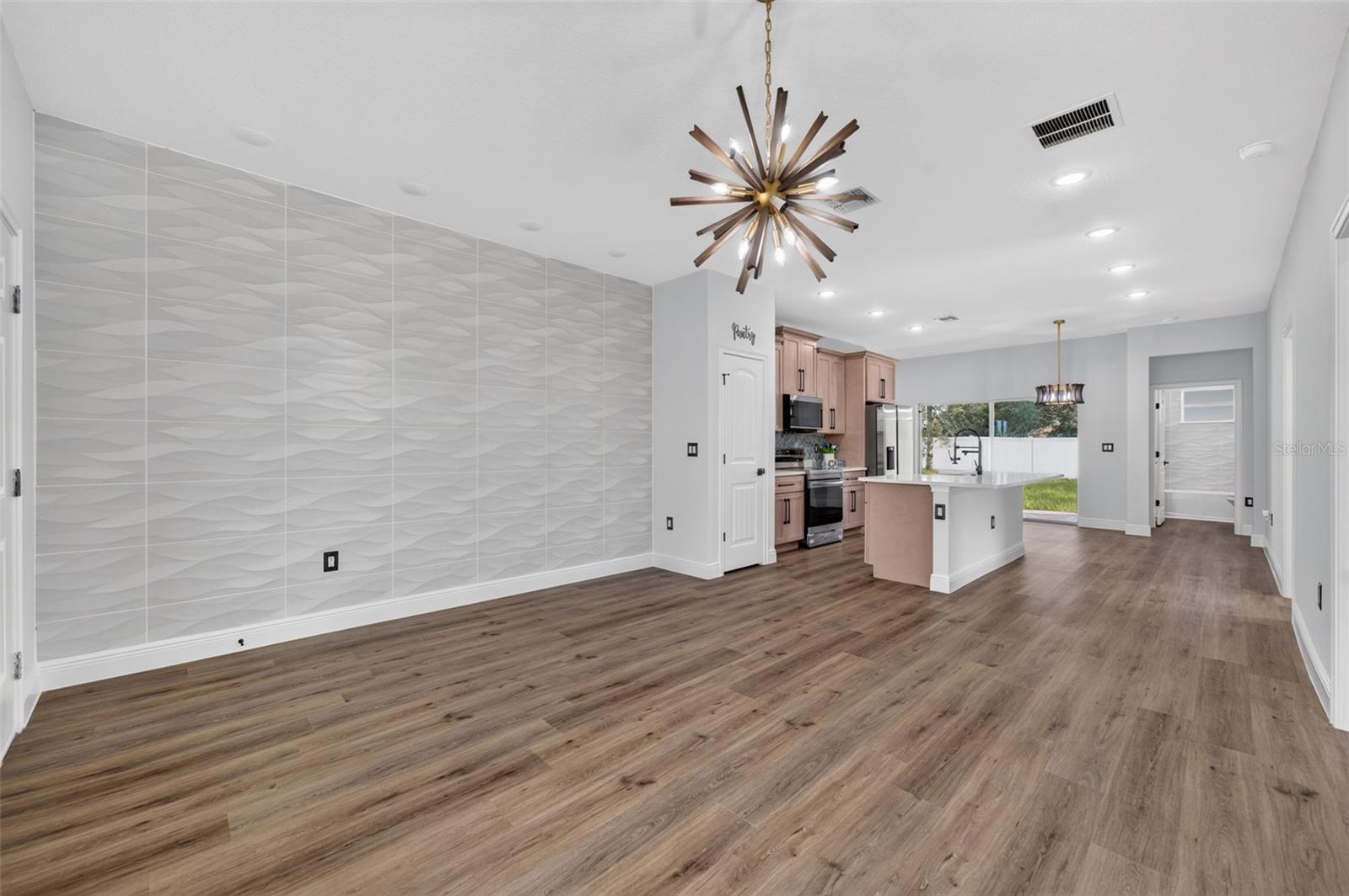 1854 Superior Ct Property Photo 6