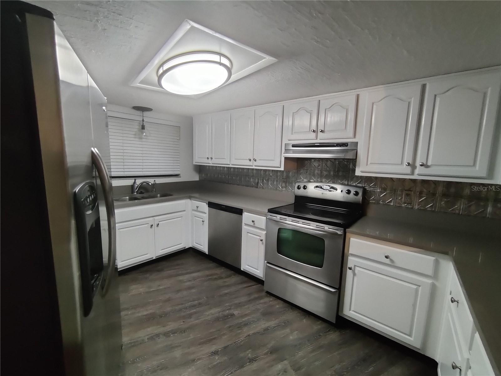 O6425884 Property Photo 3