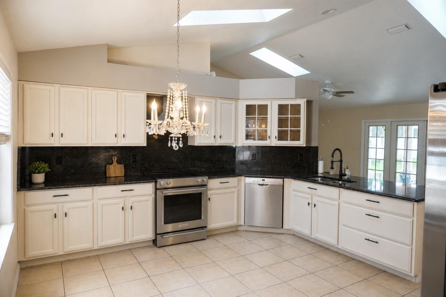 11130 Fountain Lake Blvd Property Photo 10