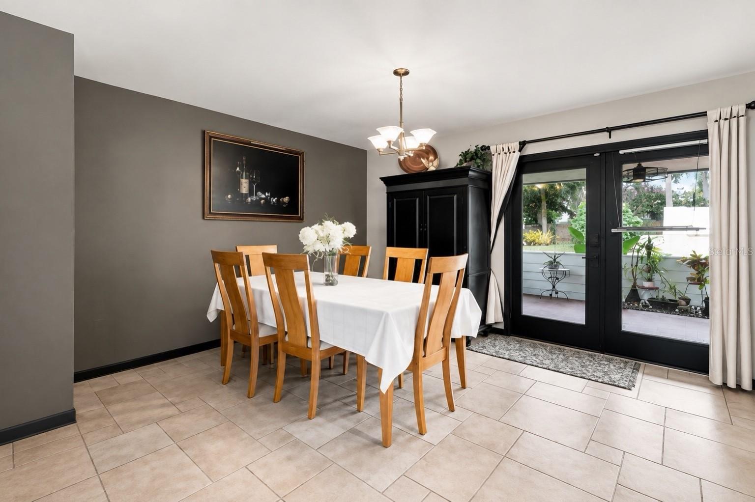1637 Gran Via Property Photo 6