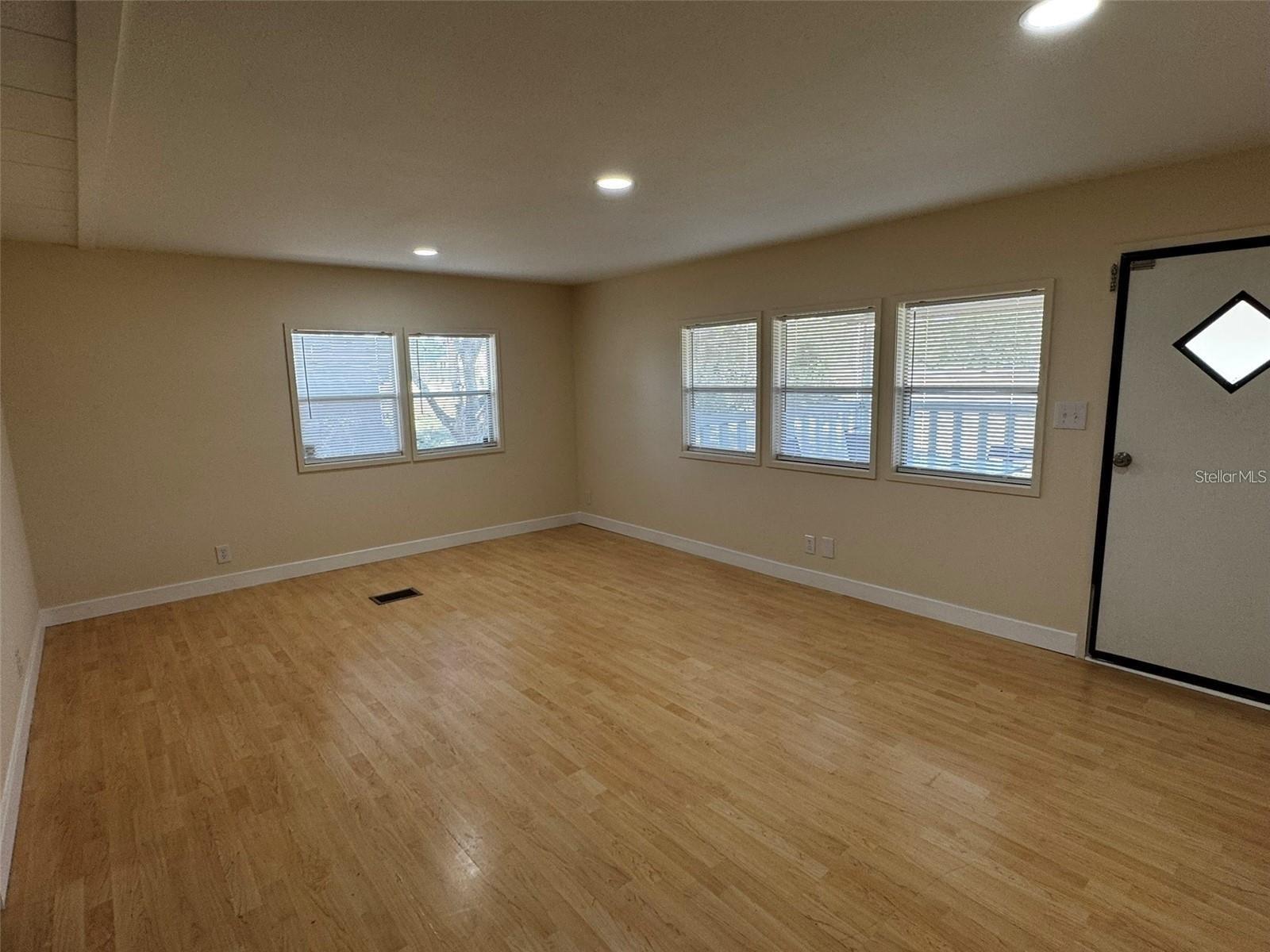 O6425978 Property Photo 2