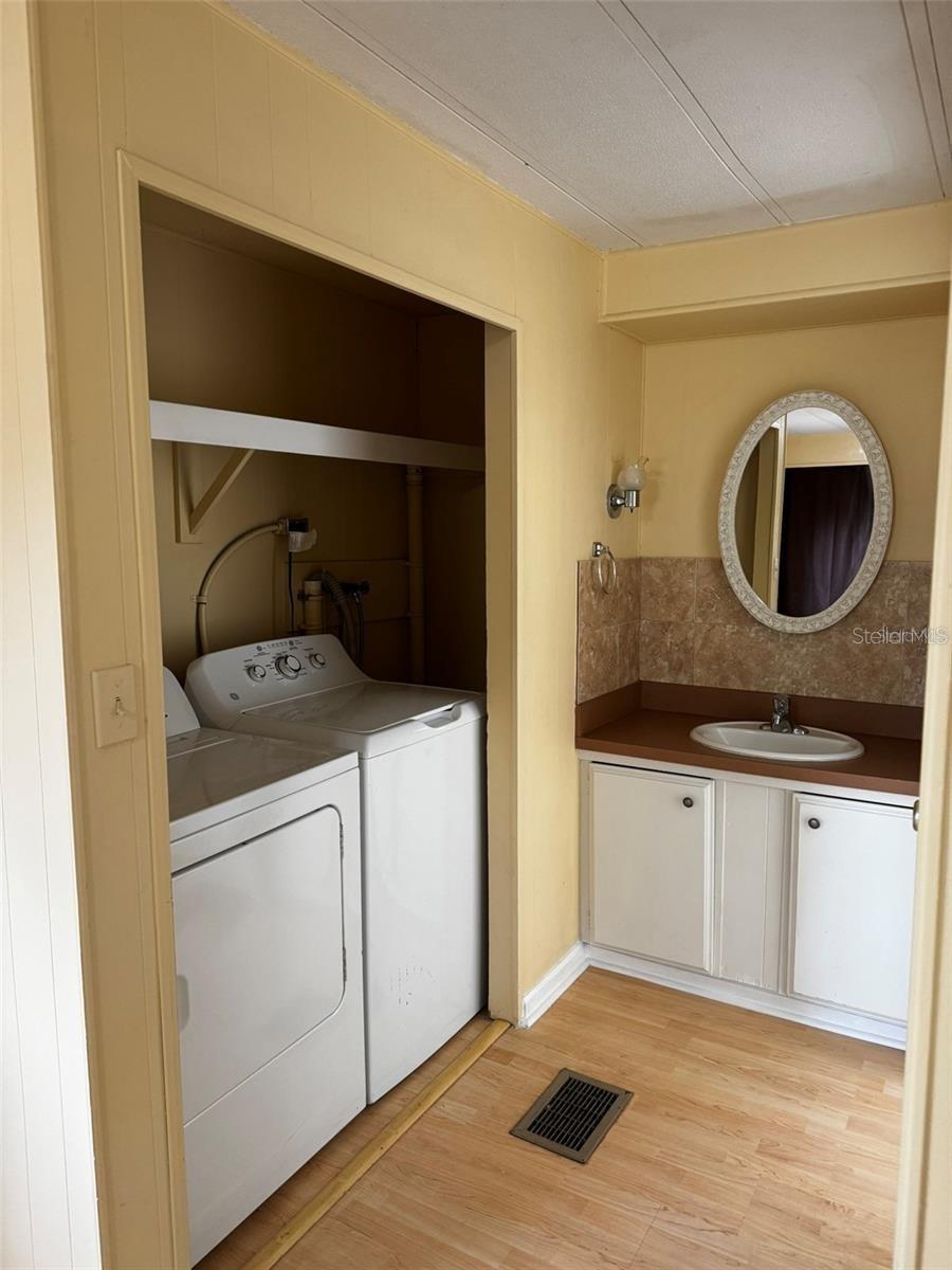 O6425978 Property Photo 7