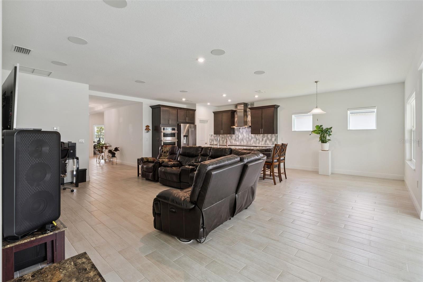 5785 Wallis Ln Property Photo 7
