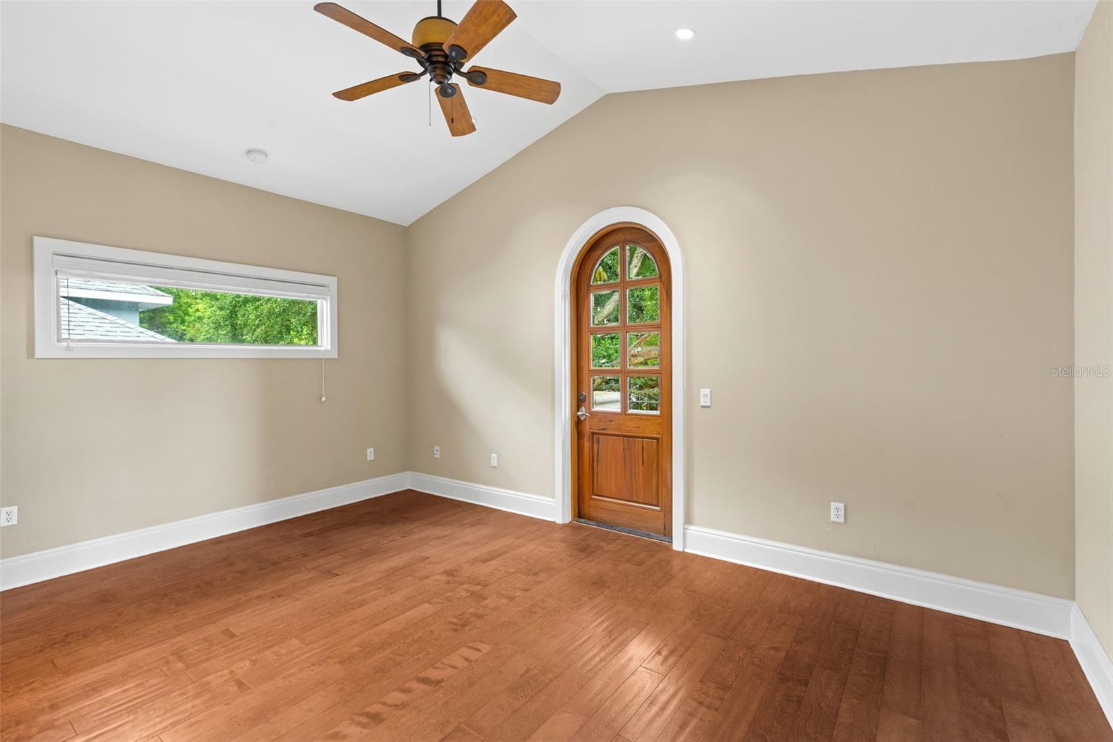 O6426052 Property Photo 32