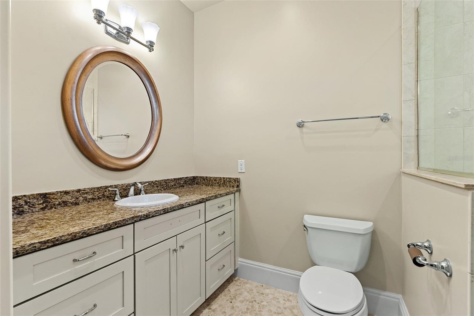 O6426052 Property Photo 34