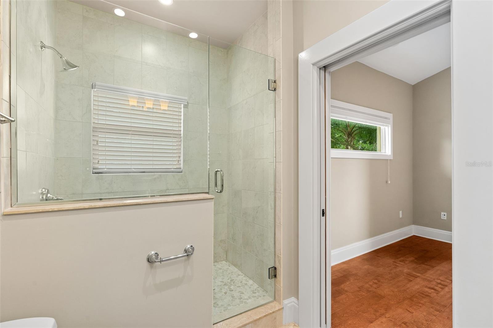 O6426052 Property Photo 35