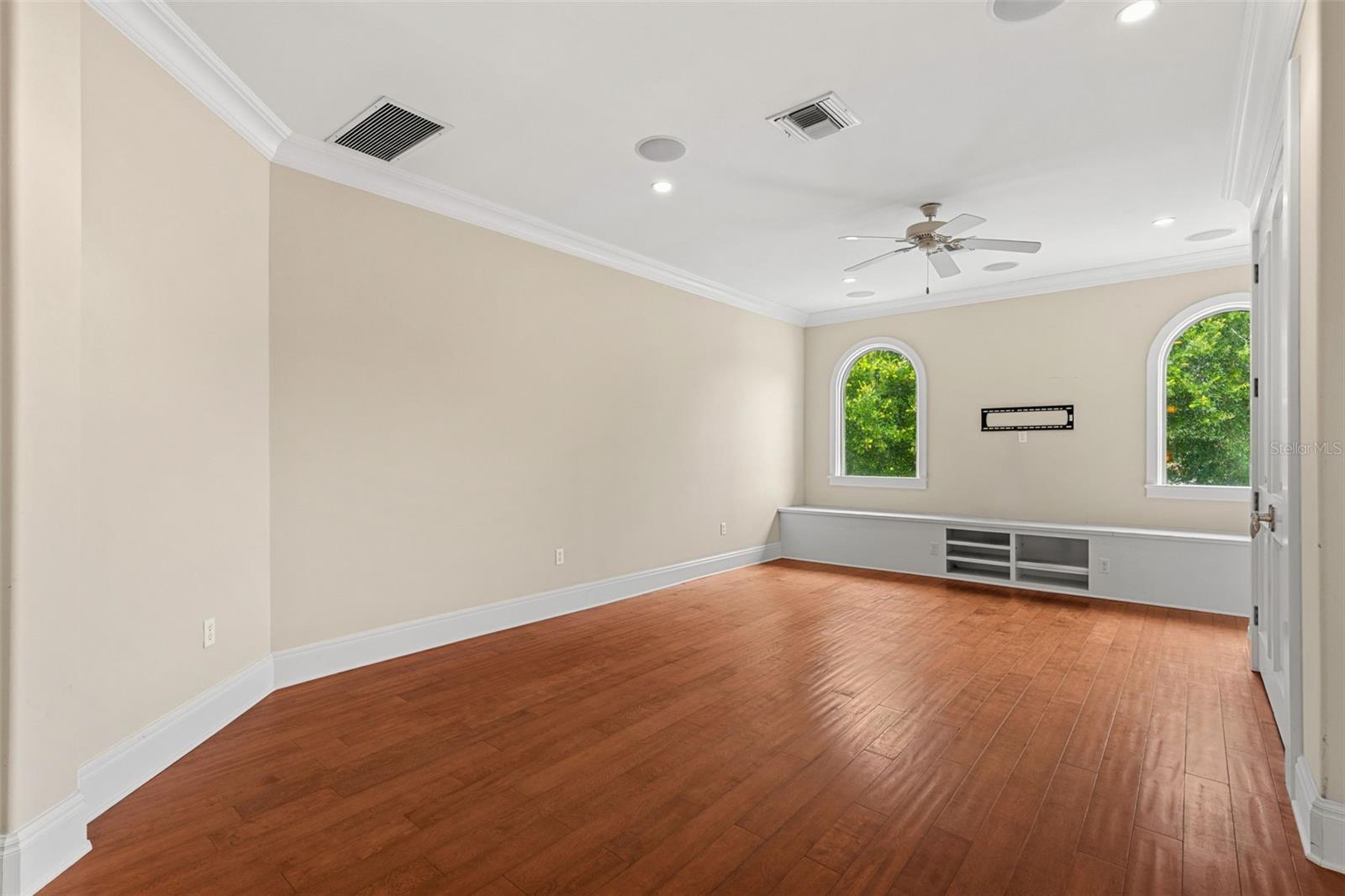 O6426052 Property Photo 38