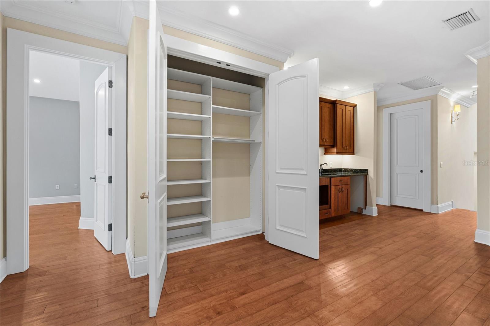 O6426052 Property Photo 40