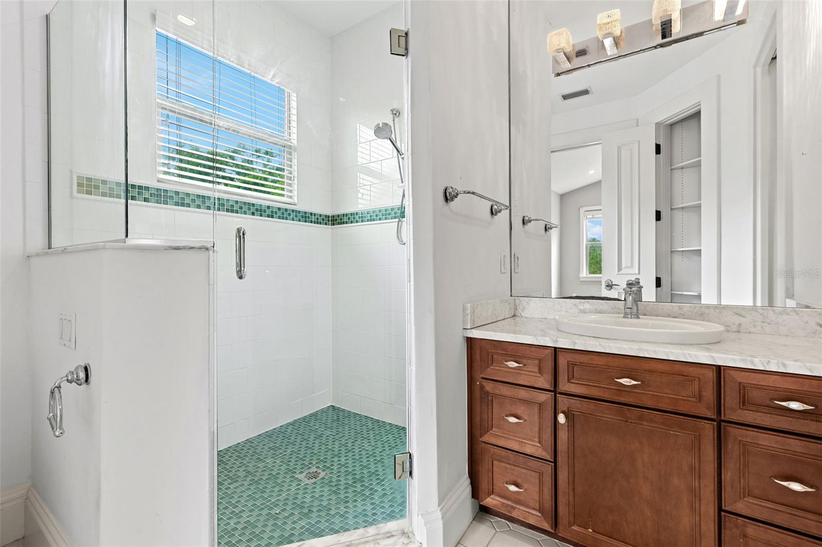 O6426052 Property Photo 42