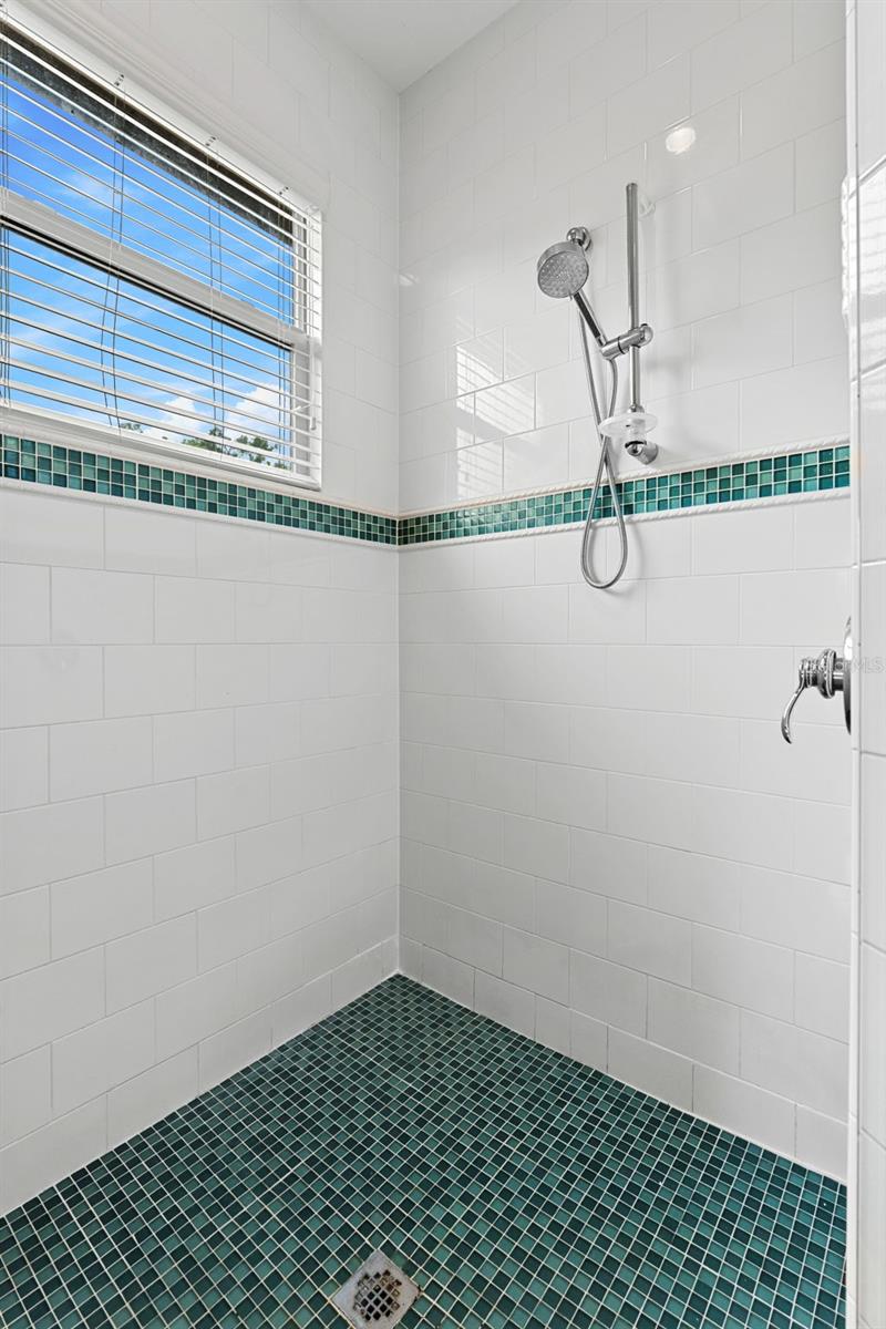 O6426052 Property Photo 43