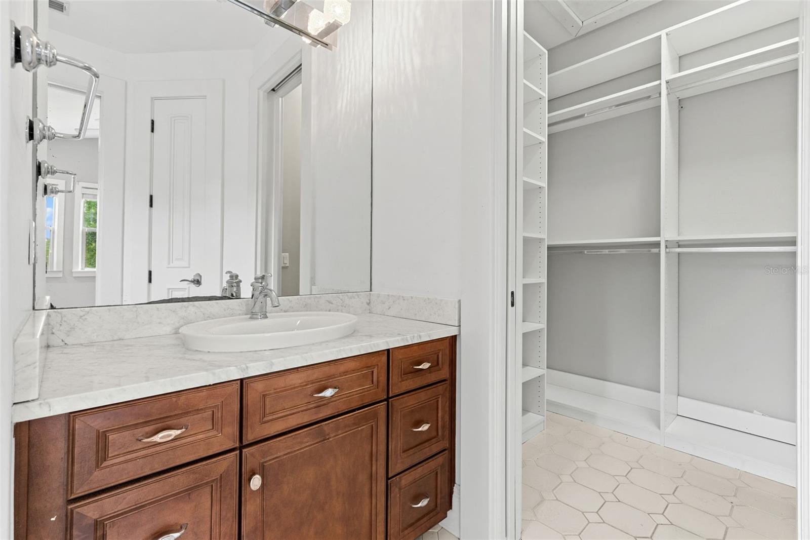 O6426052 Property Photo 44