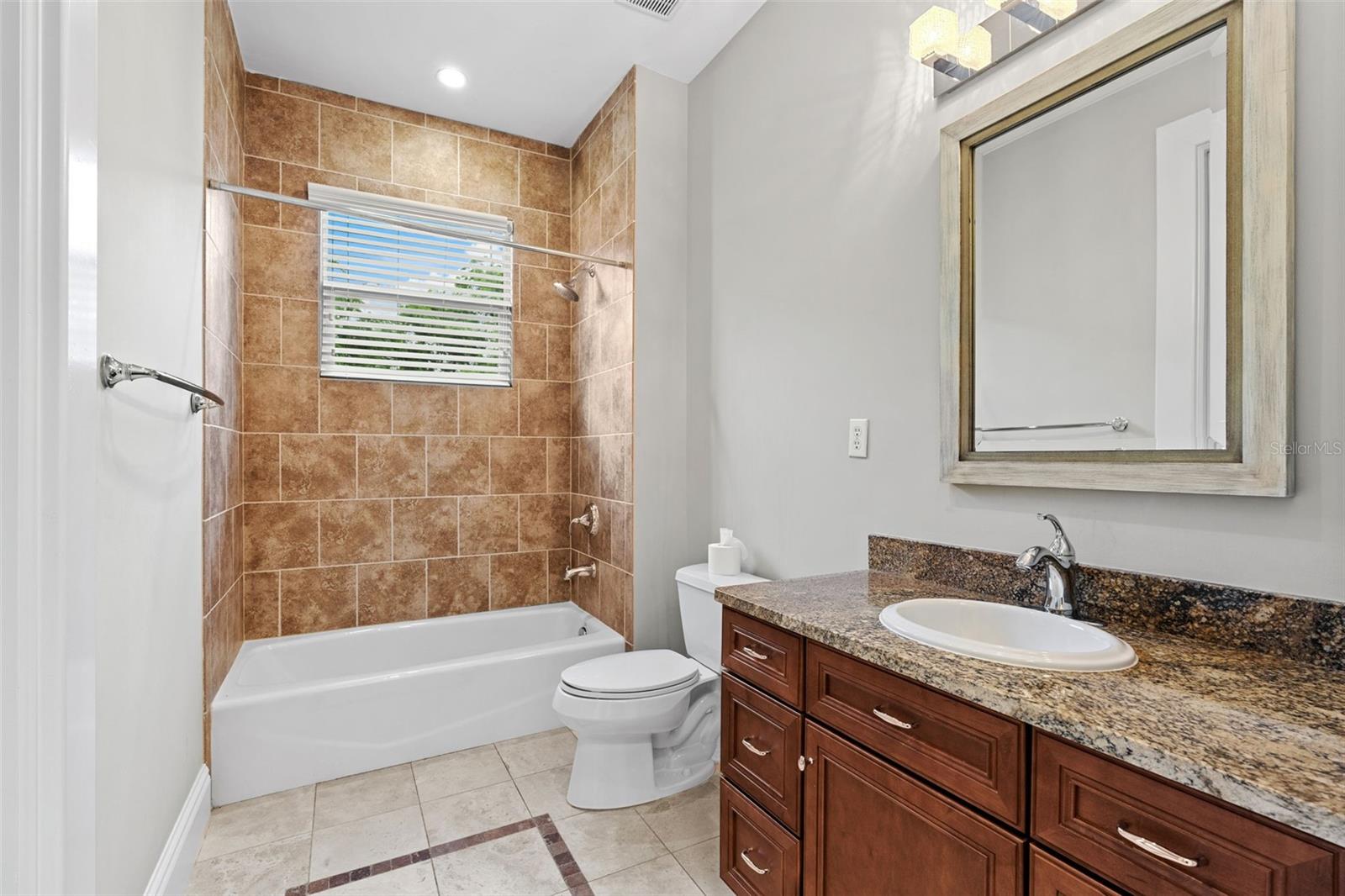 O6426052 Property Photo 46