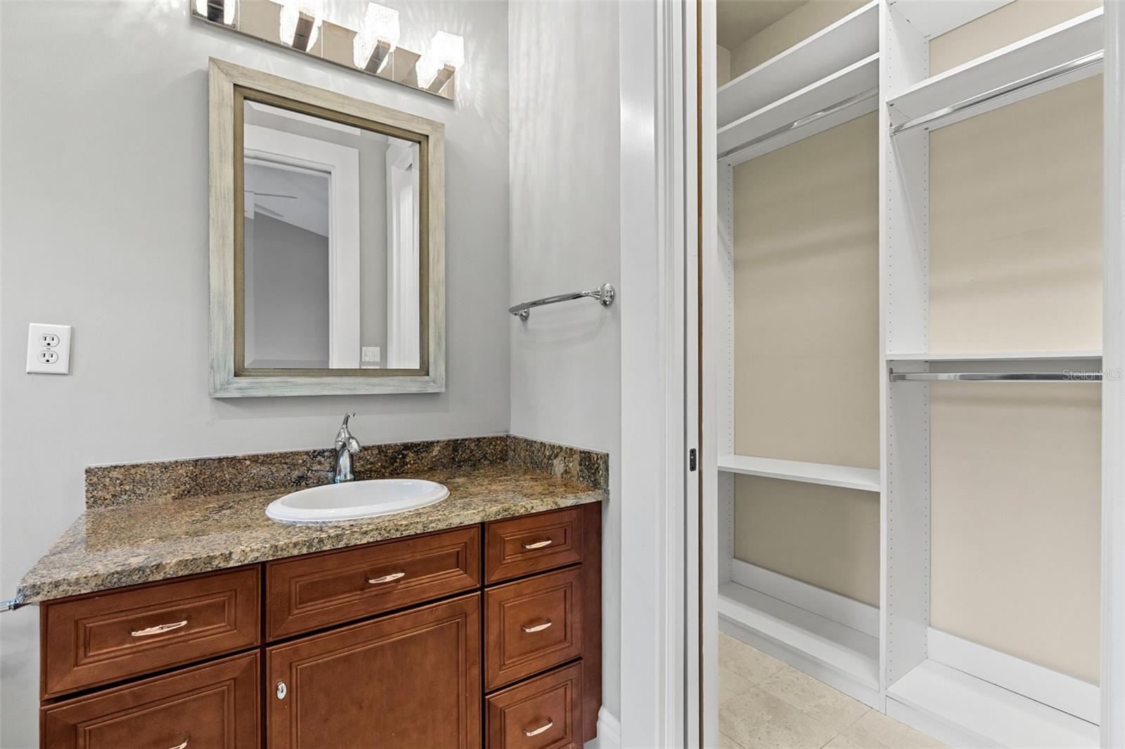 O6426052 Property Photo 47