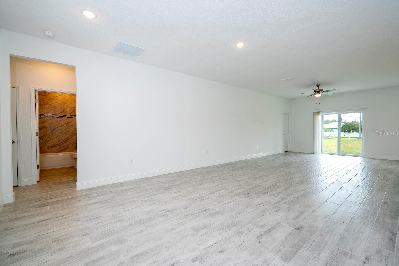 7764 N Darby Dr Property Photo 6