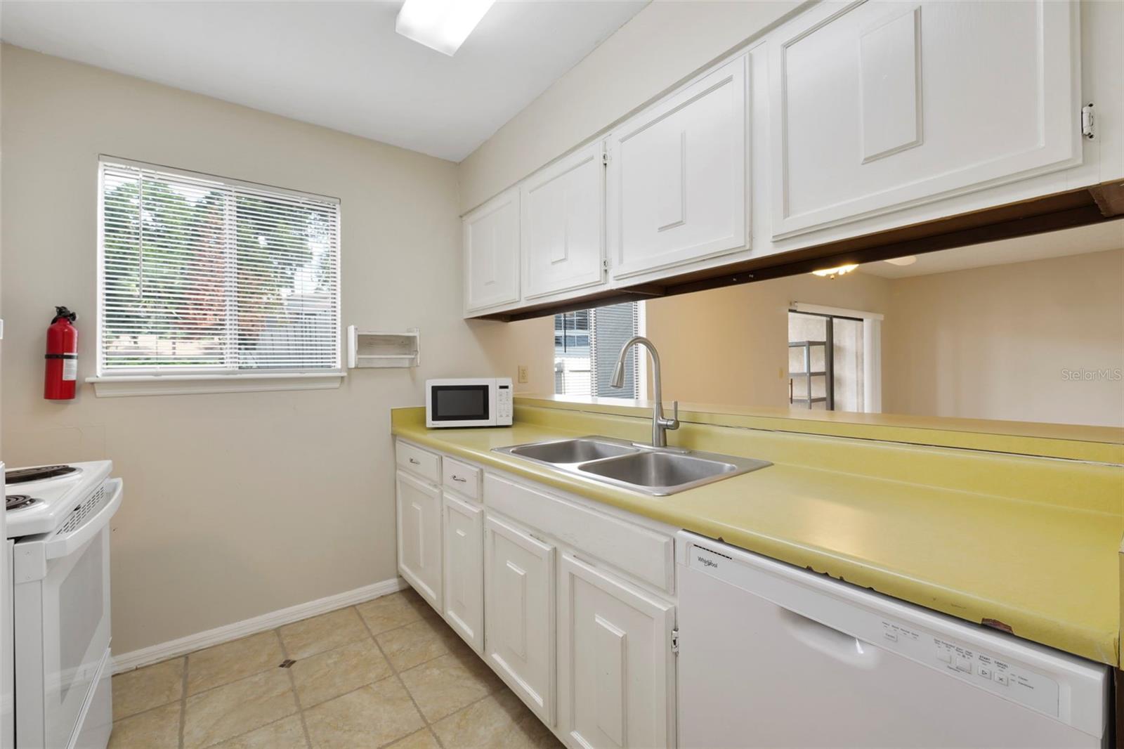 1412 Oak Pl #j Property Photo 2