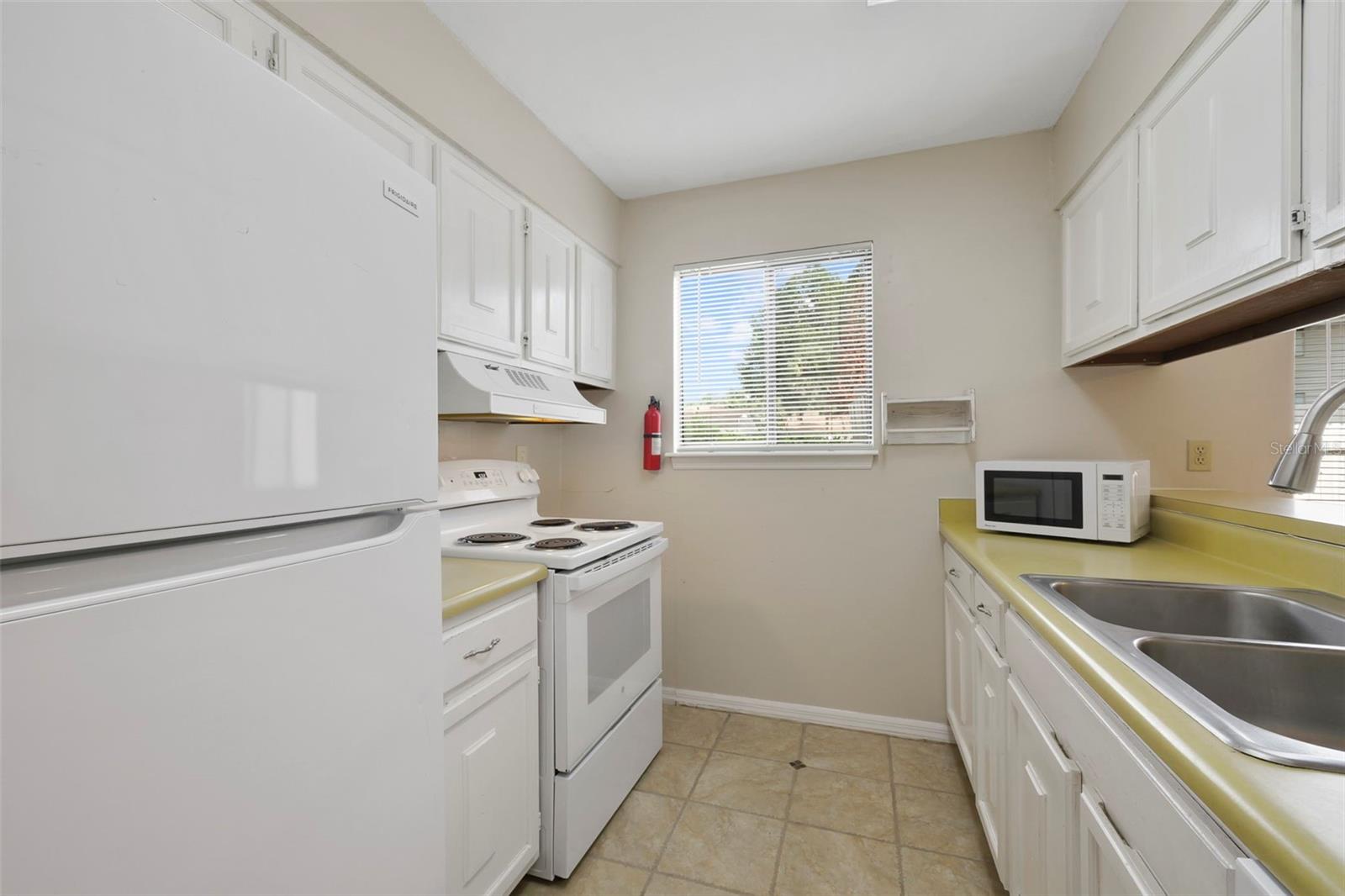 1412 Oak Pl #j Property Photo 3