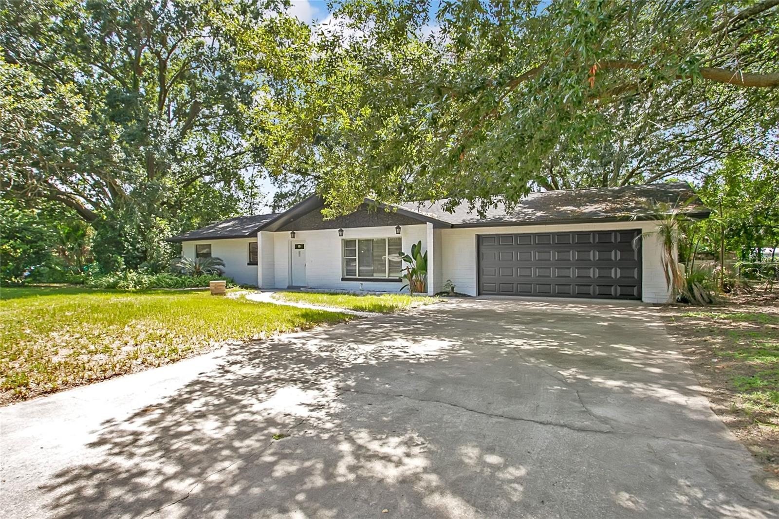1221 FOREST CIR