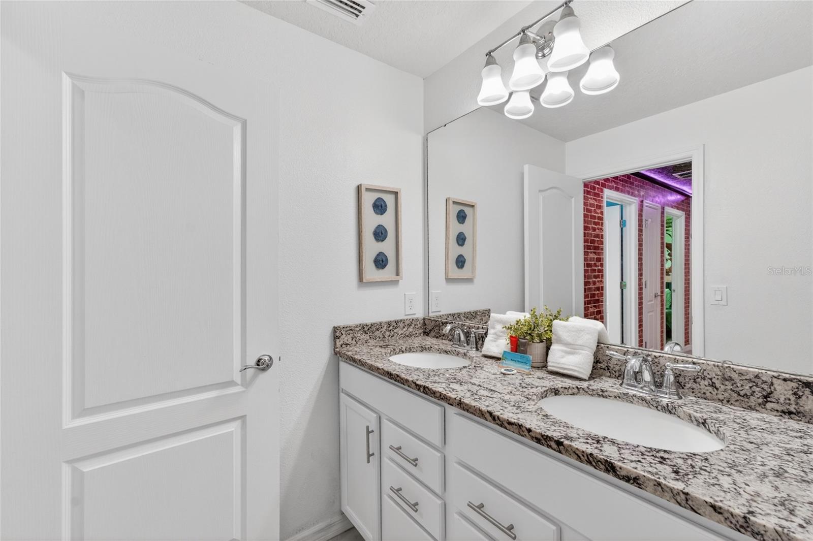 2417 Dubai St Property Photo 9