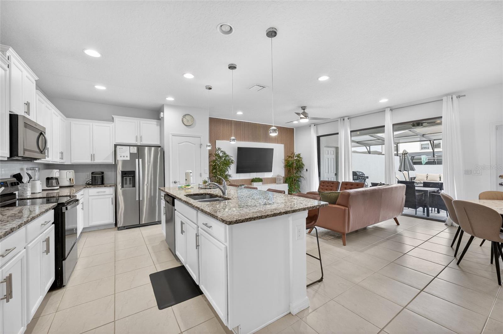 2417 Dubai St Property Photo 31