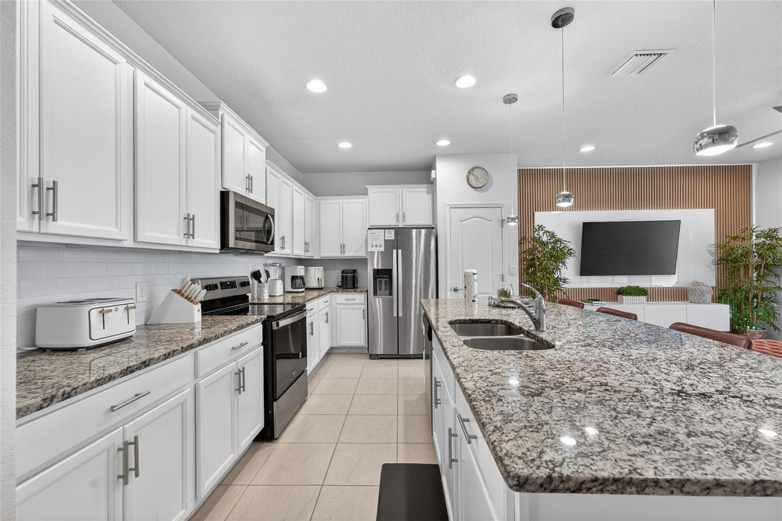 2417 Dubai St Property Photo 32