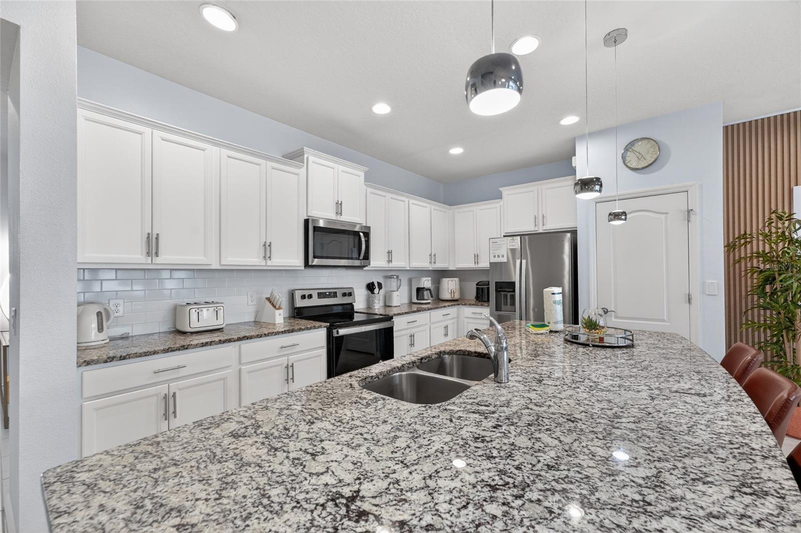 2417 Dubai St Property Photo 33