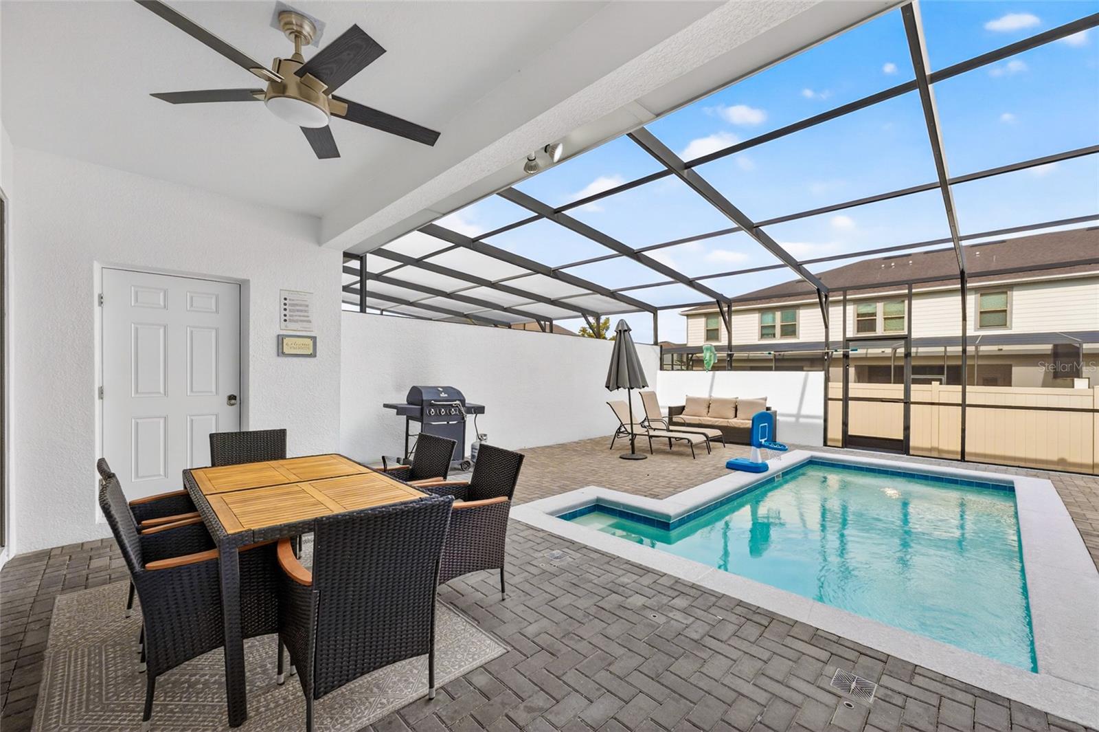 2417 Dubai St Property Photo 40