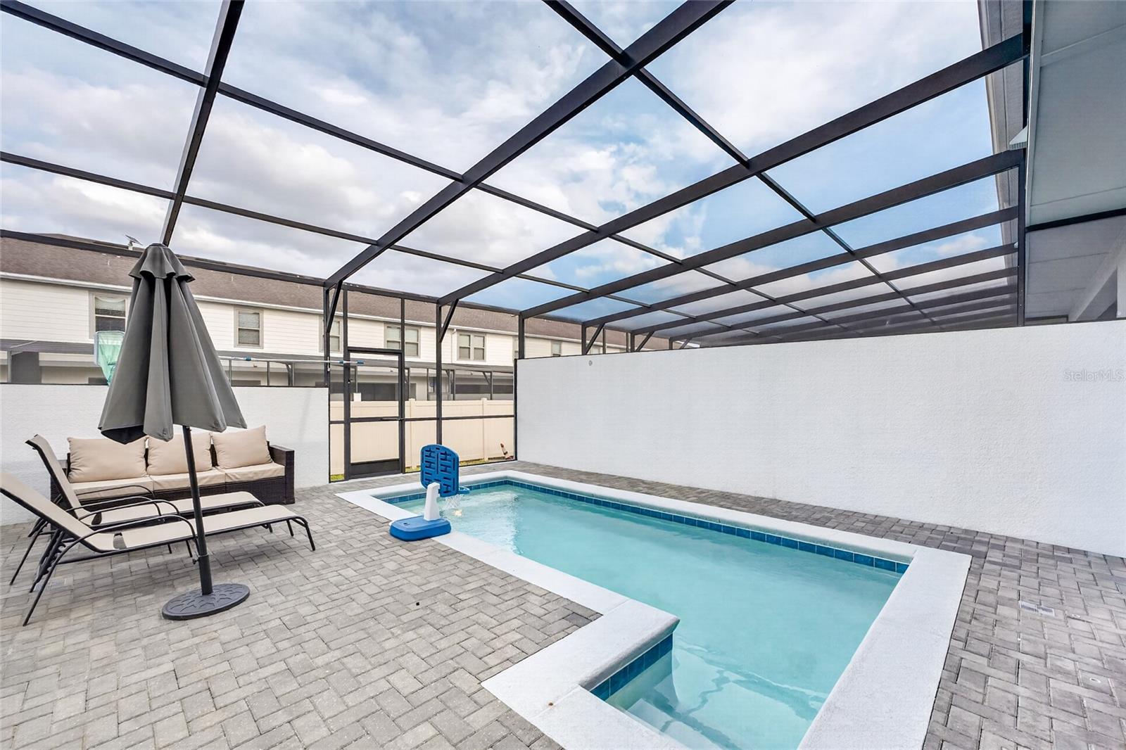 2417 Dubai St Property Photo 44
