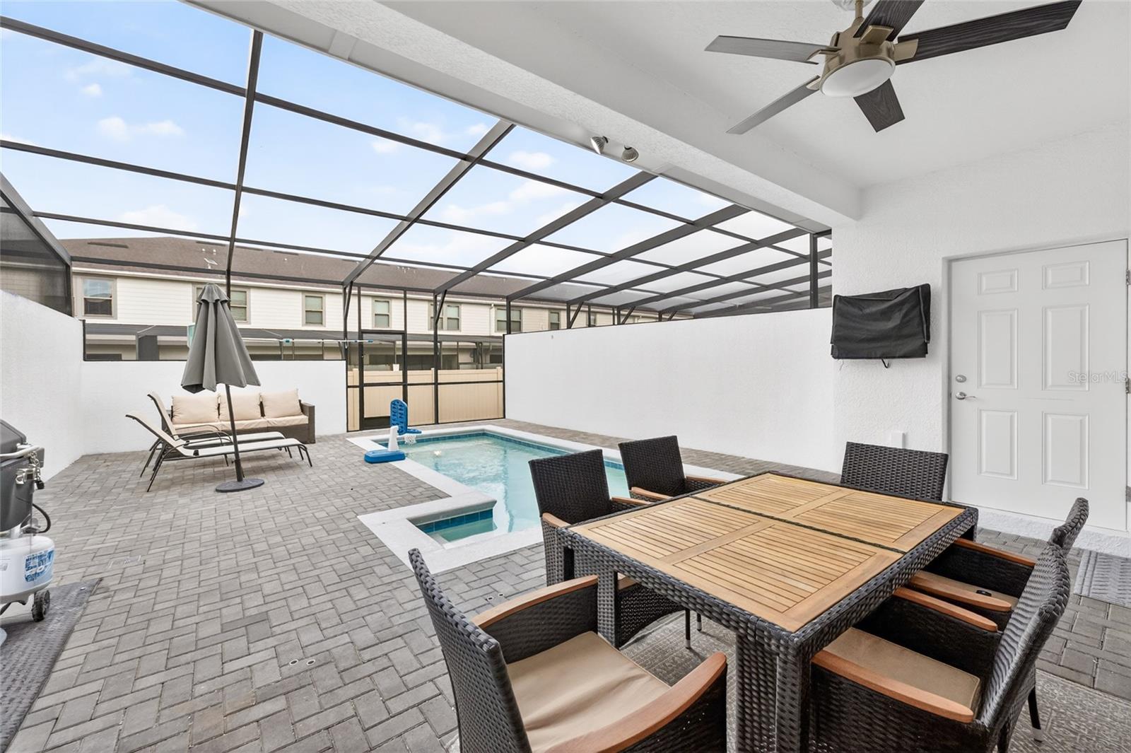 2417 Dubai St Property Photo 45
