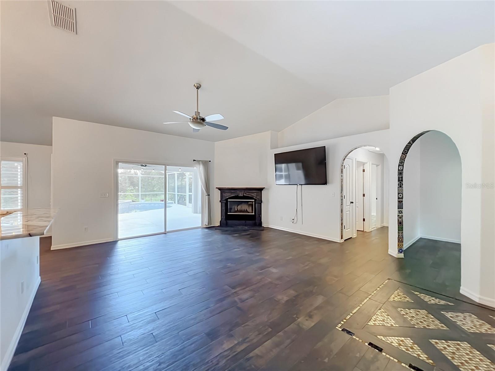 9418 Meadow Crest Ln Property Photo 12