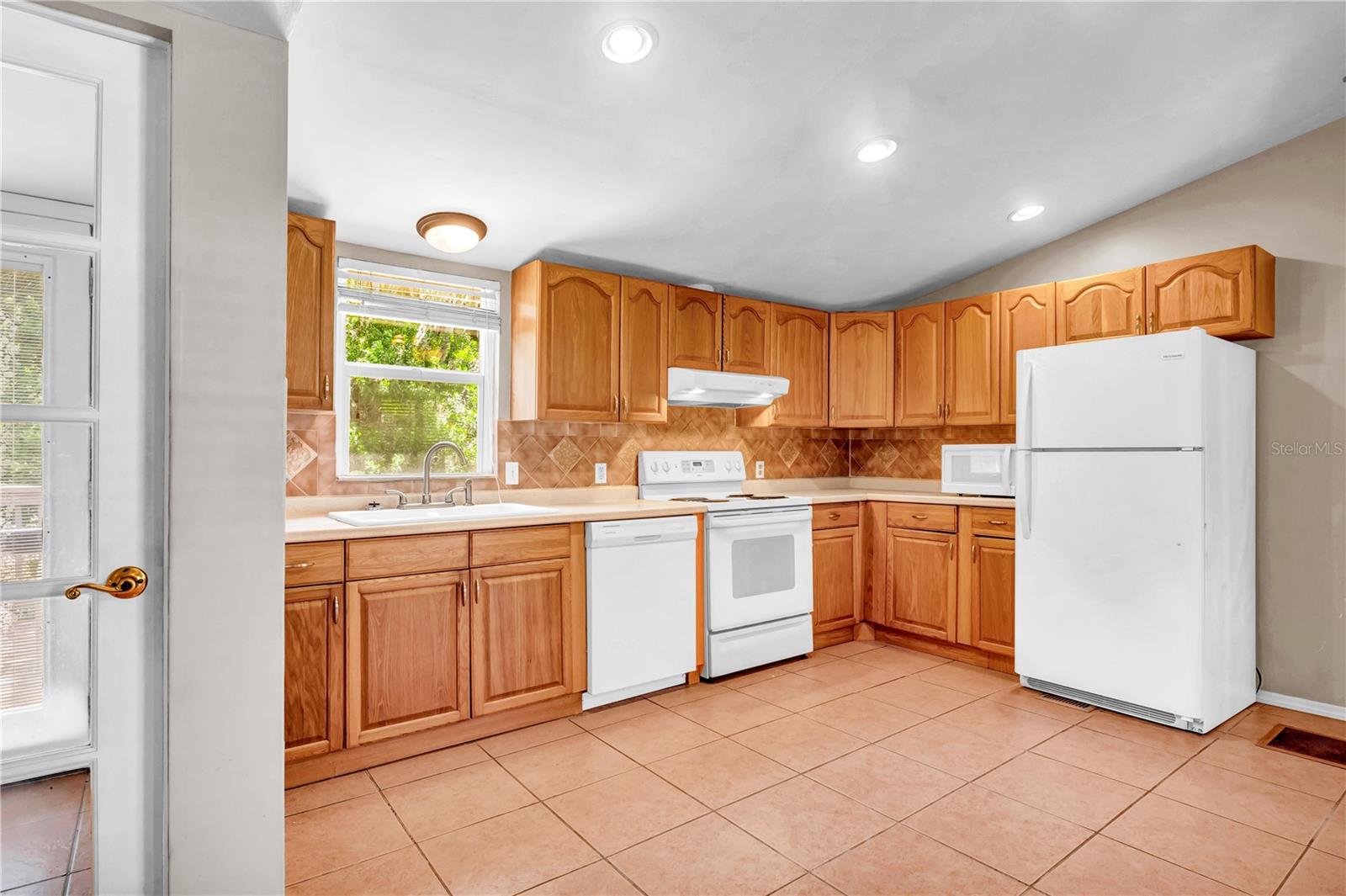 120 Niver St Property Photo 6