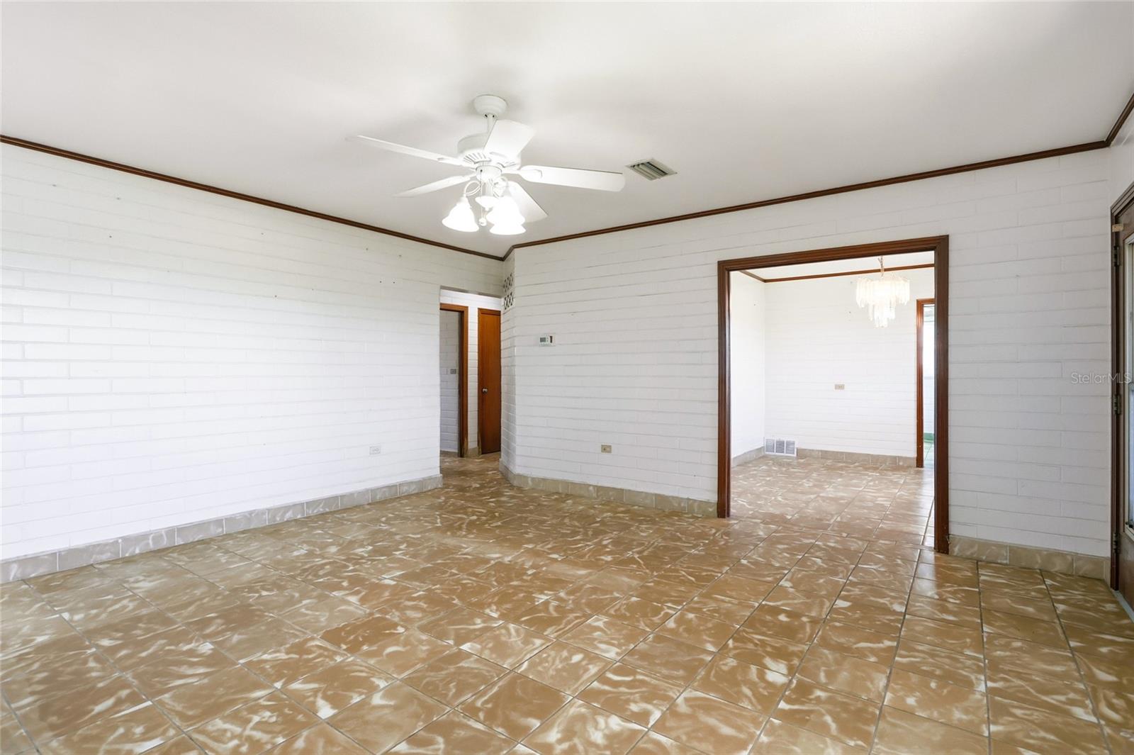 211 Lakeshore Blvd Property Photo 13