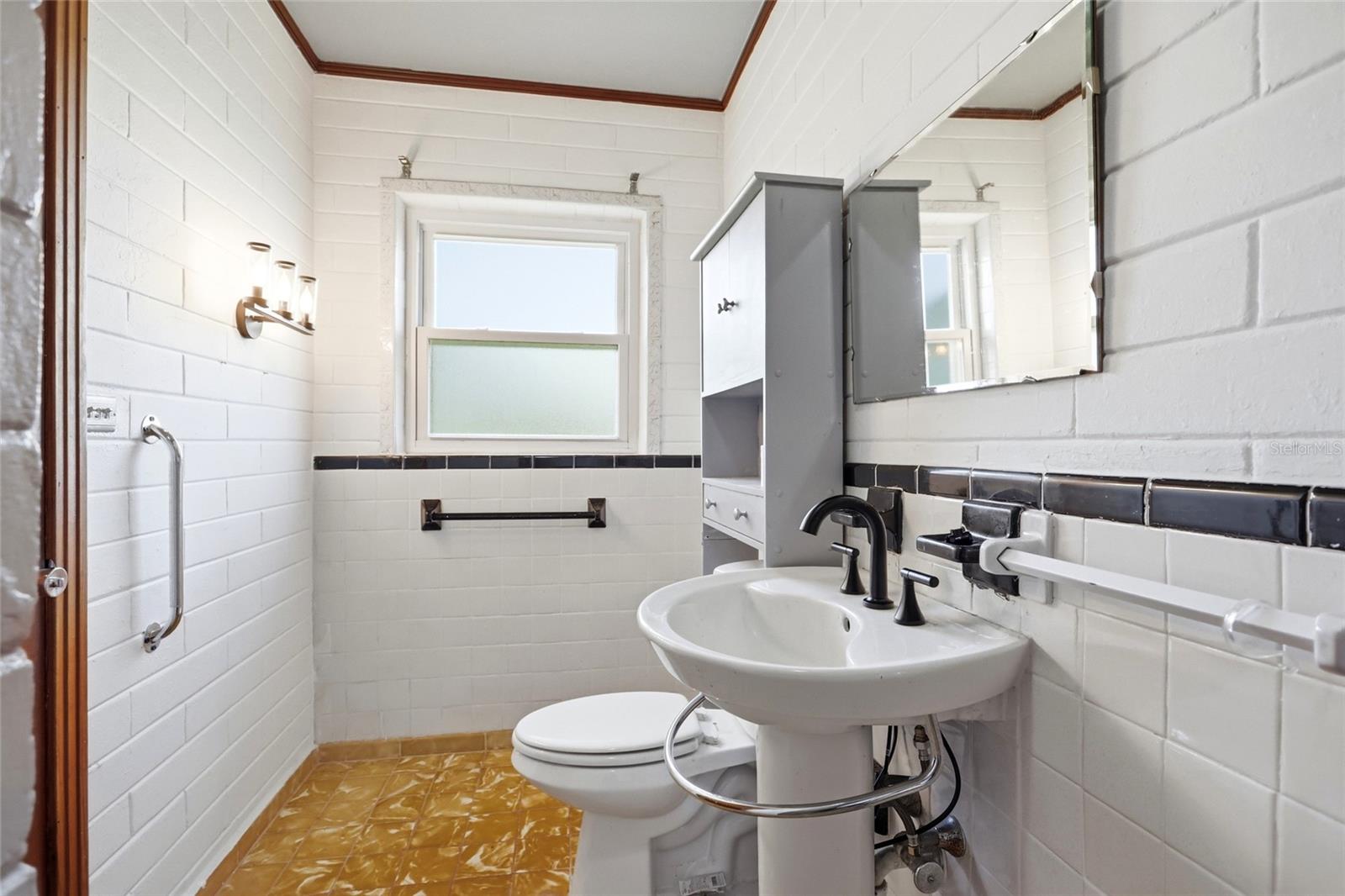 211 Lakeshore Blvd Property Photo 19