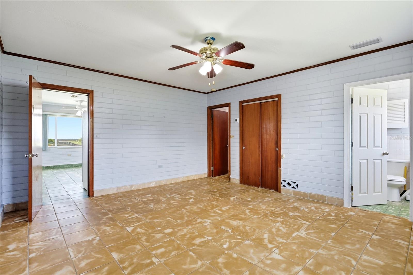 211 Lakeshore Blvd Property Photo 22