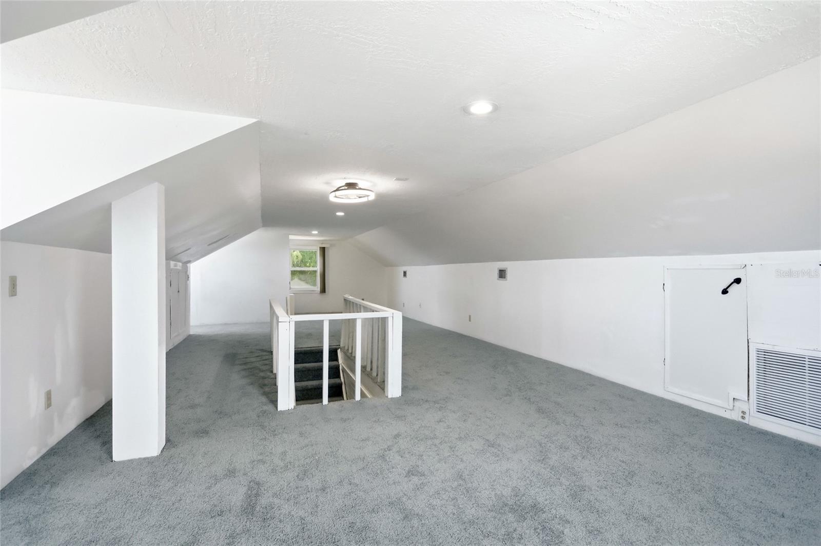 211 Lakeshore Blvd Property Photo 37