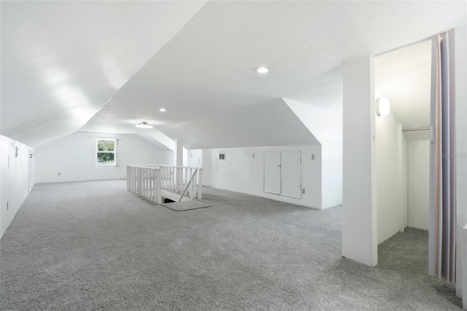 211 Lakeshore Blvd Property Photo 39