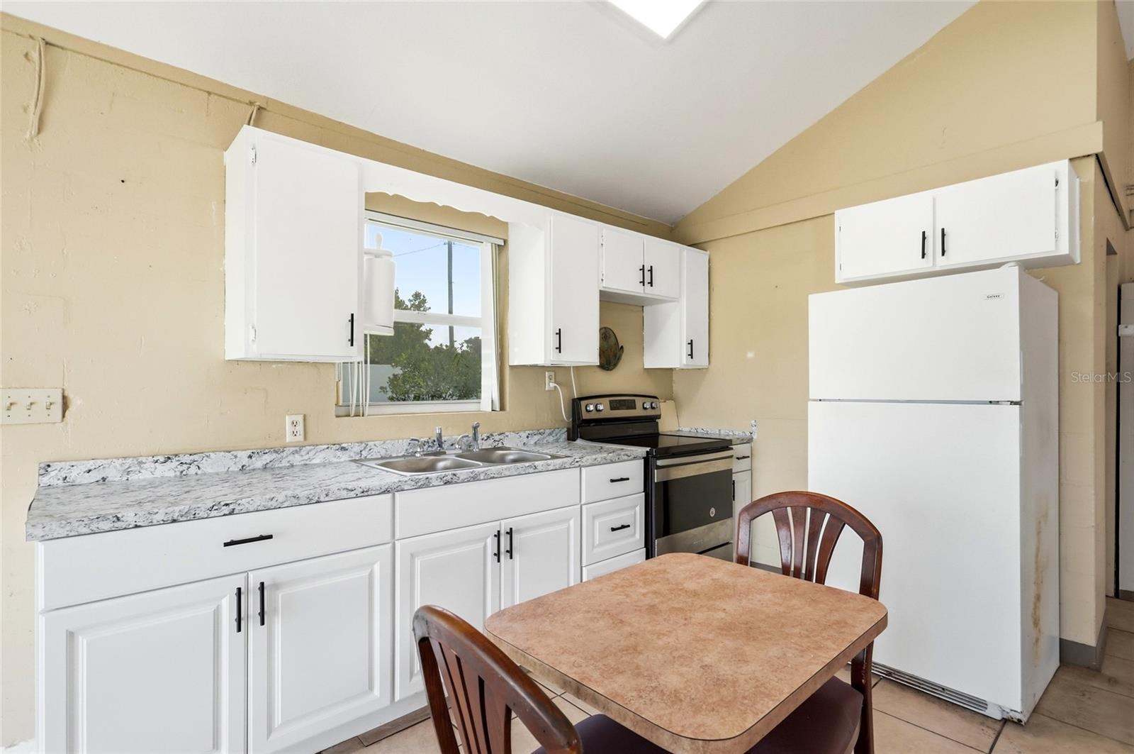 211 Lakeshore Blvd Property Photo 50
