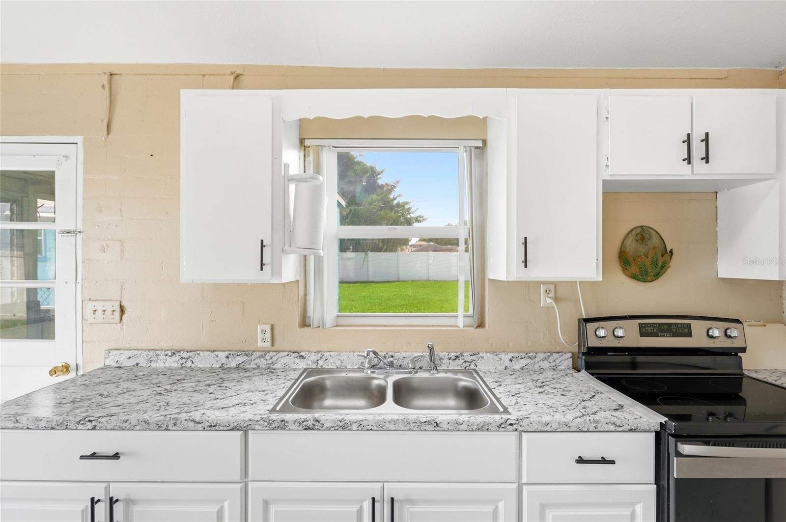 211 Lakeshore Blvd Property Photo 51
