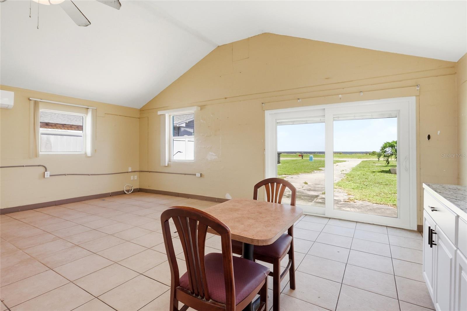 211 Lakeshore Blvd Property Photo 52