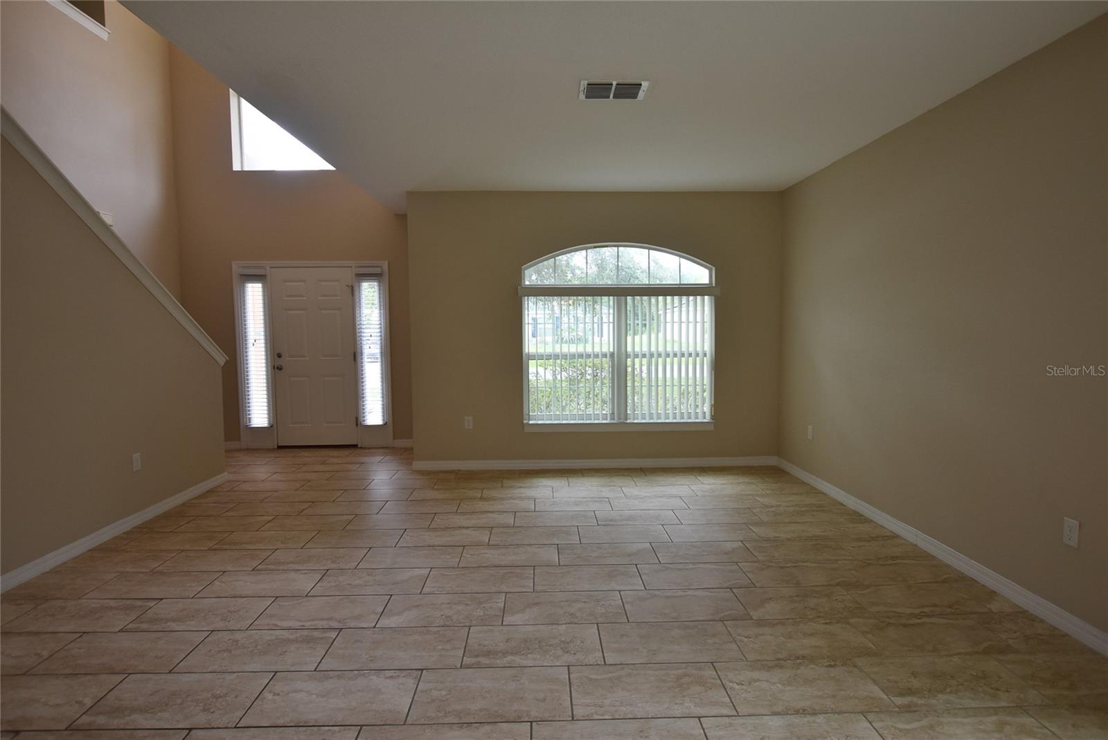 527 Bristol Cir Property Photo 2