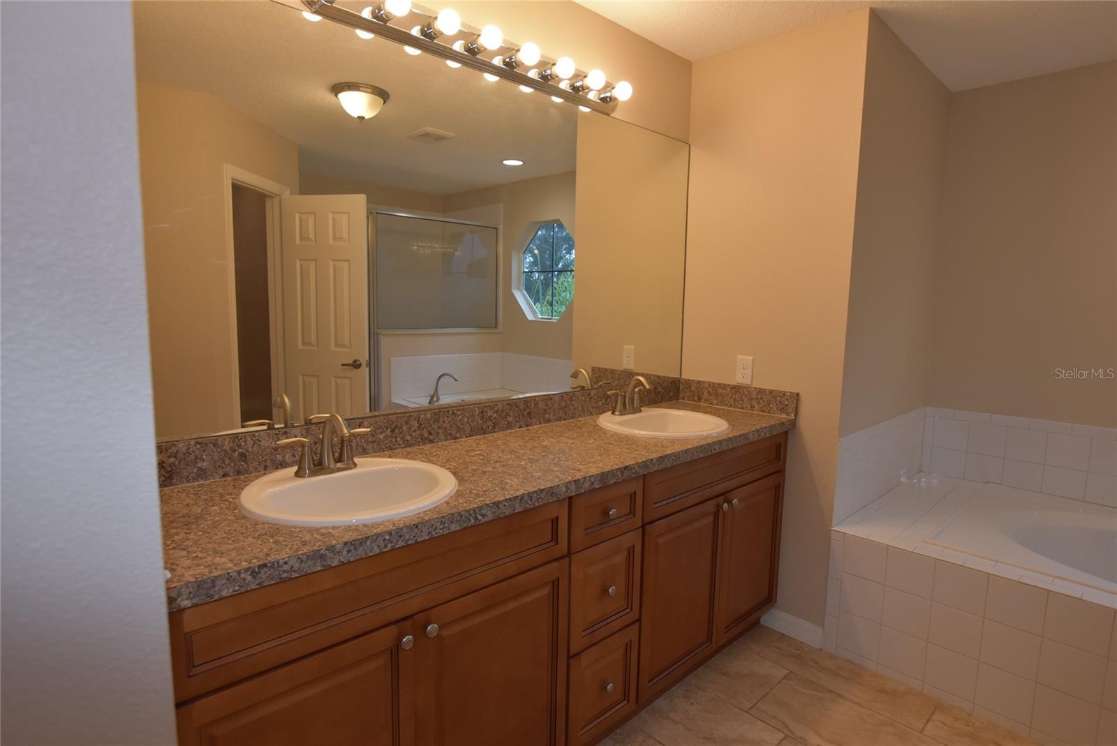 527 Bristol Cir Property Photo 16