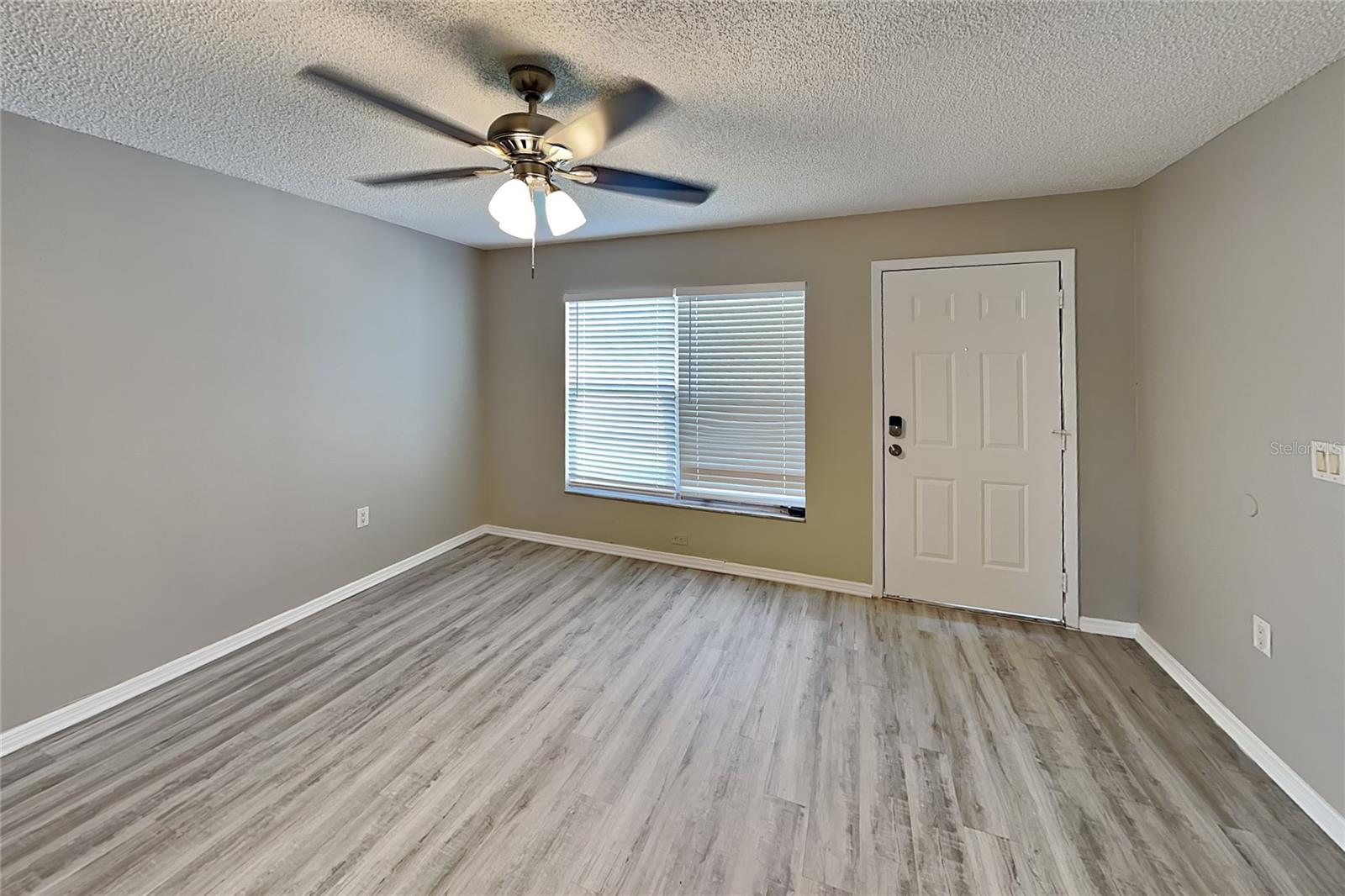 O6426753 Property Photo 2
