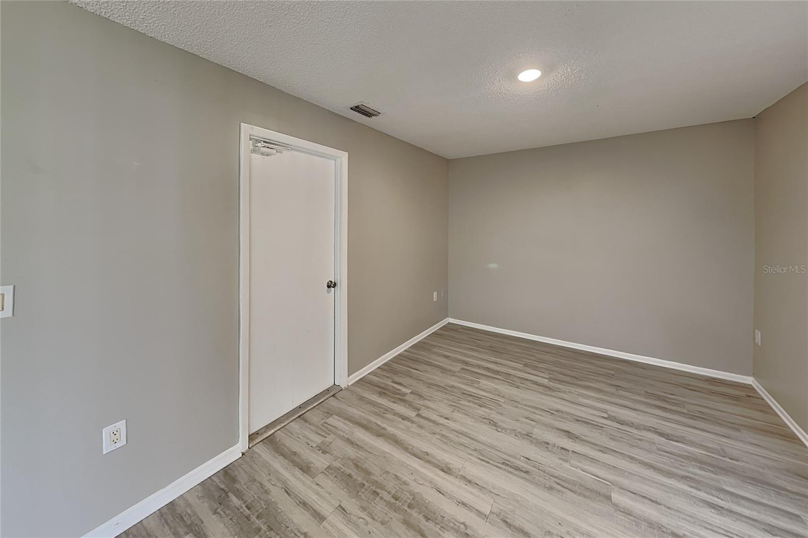 O6426753 Property Photo 5
