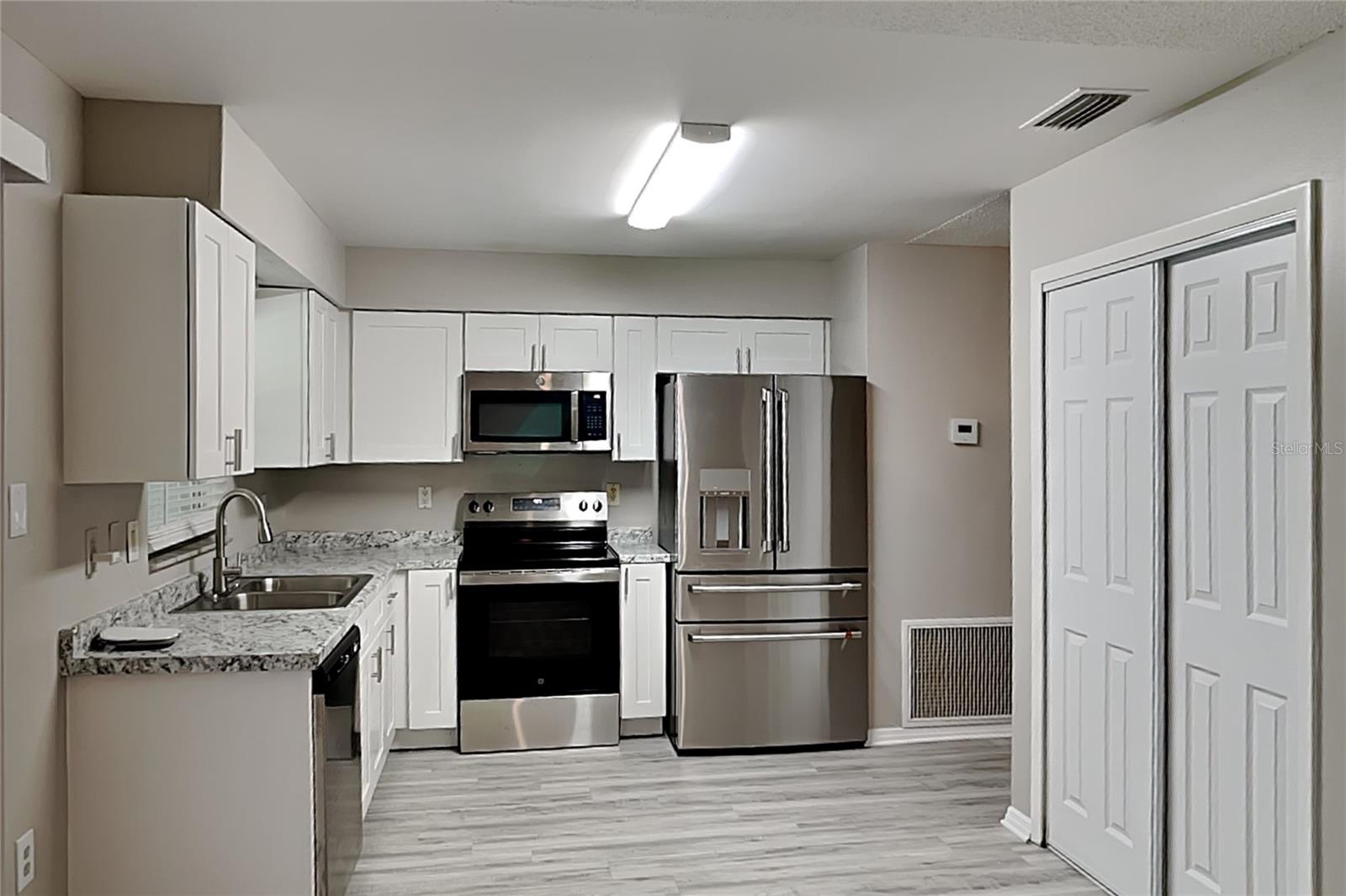 O6426753 Property Photo 6