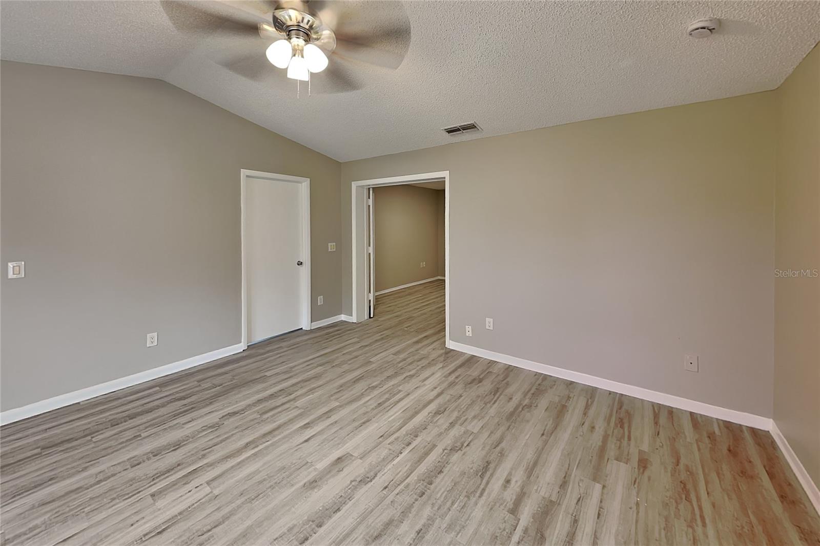 O6426753 Property Photo 8