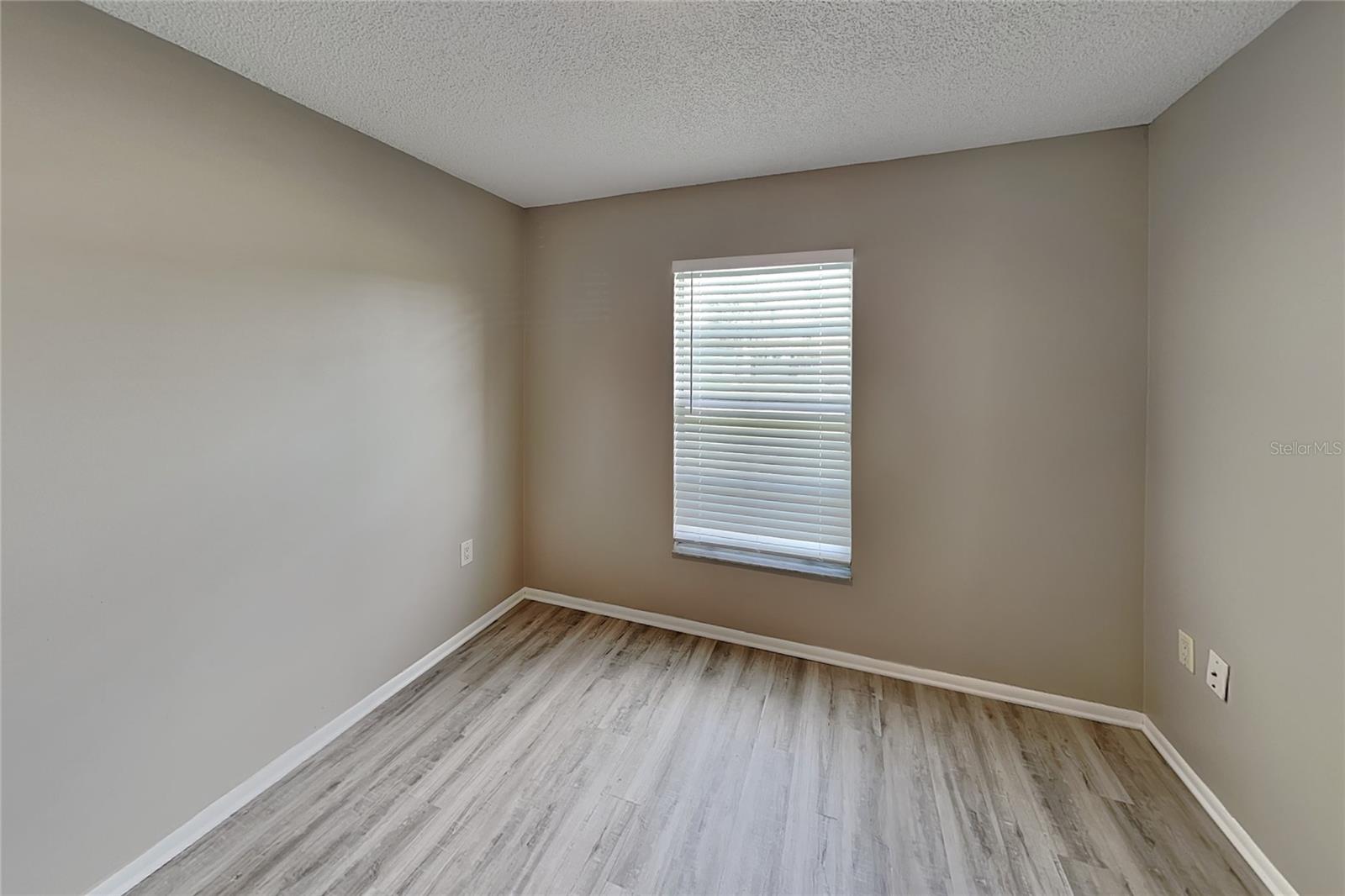 O6426753 Property Photo 13